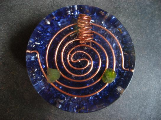 <h1>Pranyte Demie Sphère</h1><br/><h4>7cm de Diamètre, 3cm de Hauteur, poids 115g.<br/><br/>Composée de Péridot, Imprégnée de la Flamme Violette.<br/><br/>Générateur de Prana doux et Hamonieux, Onde De Forme calmante et apaisante, idéale pour les petites Pièces :  Chambre, Salle de Bain...et pour Les Méditations, les Soins...<br/><br/>Pour autant , je Trouve cette Pranyte vivifiante par l'osmose des Pierres et de la Flamme. Idéale pour l'ouverir et équilibrer le Chakra du Coeur. Associée à la Topaze Impériale Elle m'aide Beaucoup dans le Travail de Dépouillement de L'Ego...</h4>