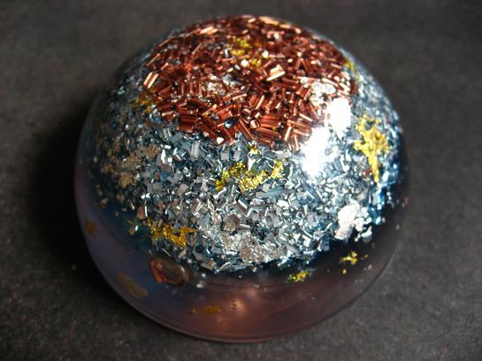 <h1>Pranyte Demie Sphère</h1><br/><h4>7cm de Diamètre, 3cm de Hauteur, poids 115g<br/><br/>Composée de Rhodolite, Imprégnée de la Flamme Bleue.<br/><br/>Générateur de Prana doux et Hamonieux, Onde De Forme calmante et apaisante, idéale pour les petites Pièces:  Chambre, Salle de Bain...et pour Les Méditations, les Soins...<br/><br/>Je Trouve cette Pranyte idéale pour Travailler sa Foi, Trouver Force et Courage dans les Moments Difficiles, de Doute...</h4>