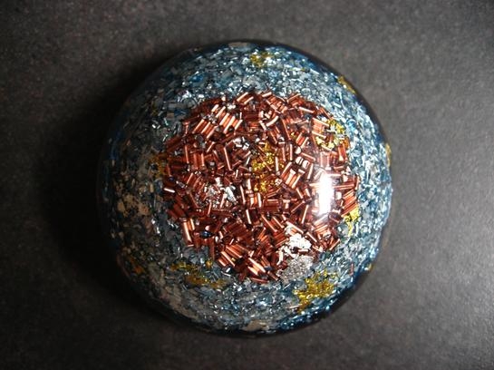 <h1>Pranyte Demie Sphère</h1><br/><h4>7cm de Diamètre, 3cm de Hauteur, poids 115g<br/><br/>Composée de Rhodolite, Imprégnée de la Flamme Bleue.<br/><br/>Générateur de Prana doux et Hamonieux, Onde De Forme calmante et apaisante, idéale pour les petites Pièces:  Chambre, Salle de Bain...et pour Les Méditations, les Soins...<br/><br/>Je Trouve cette Pranyte idéale pour Travailler sa Foi, Trouver Force et Courage dans les Moments Difficiles, de Doute...</h4>