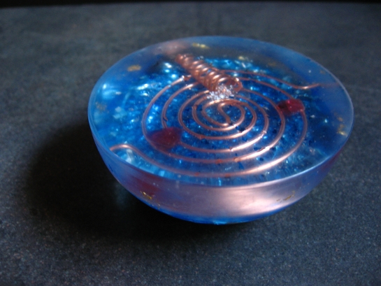 <h1>Pranyte Demie Sphère</h1><br/><h4>7cm de Diamètre, 3cm de Hauteur, poids 115g<br/><br/>Composée de Rhodolite, Imprégnée de la Flamme Bleue.<br/><br/>Générateur de Prana doux et Hamonieux, Onde De Forme calmante et apaisante, idéale pour les petites Pièces:  Chambre, Salle de Bain...et pour Les Méditations, les Soins...<br/><br/>Je Trouve cette Pranyte idéale pour Travailler sa Foi, Trouver Force et Courage dans les Moments Difficiles, de Doute...</h4>