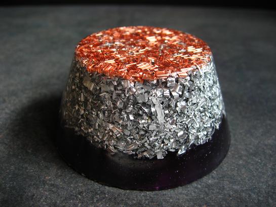 <h1>Pranyte Palet</h1><br/><h4>2,7cm de Hauteur, poids 80g.<br/><br/>Imprégnée de la Flamme Violette.<br/><br/>Le Compagnon, l'Outil de Base, à poser sur sa Box, son Compteur électrique, près des ordinateurs, il repoussera les Ondes de Votre Vie Moderne...<br/></h4>