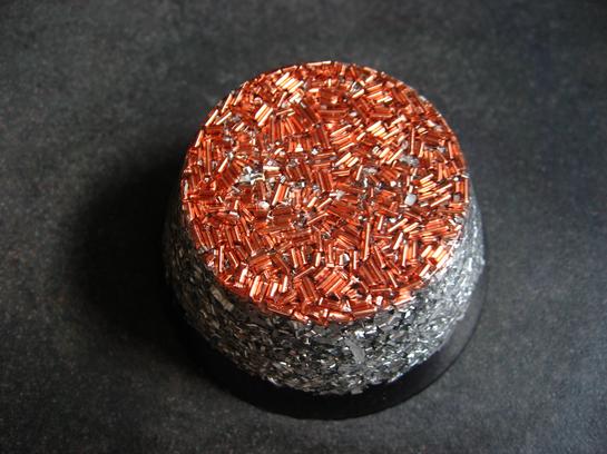 <h1>Pranyte Palet</h1><br/><h4>2,7cm de Hauteur, poids 80g.<br/><br/>Imprégnée de la Flamme Violette.<br/><br/>Le Compagnon, l'Outil de Base, à poser sur sa Box, son Compteur électrique, près des ordinateurs, il repoussera les Ondes de Votre Vie Moderne...<br/></h4>