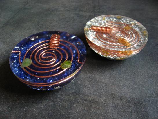 <h1>Pranytes Demie Sphère</h1><br/><h4>7cm de Diamètre, 3cm de Hauteur, poids 115g<br/><br/> Générateur de Prana doux et Hamonieux, Onde De Forme calmante et apaisante, idéale pour les petites Pièces Chambre, Salle de Bain...Les Méditations, les Soins...</h4>