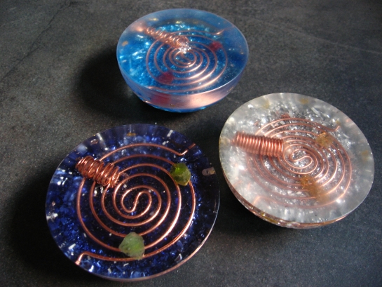 <h1>Pranytes Demie Sphère</h1><br/><h4>7cm de Diamètre, 3cm de Hauteur, poids 115g<br/><br/> Générateur de Prana doux et Hamonieux, Onde De Forme calmante et apaisante, idéale pour les petites Pièces Chambre, Salle de Bain...Les Méditations, les Soins...</h4>