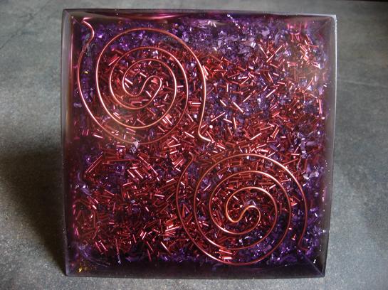 <h1>Pyramide Nombre d'Or</h1><br/><h4>11cm de Base, 7cm de Hauteur, poids 400g.<br/><br/> Composée de Shungite, Tourmaline, Imprégnée des Flammes Violette et Bleue.<br/><br/>Intense générateur de Prana amplifié par l'Onde de Forme, Grande Protection contre les Ondes, idéale pour les Pièces de Vie, Bureau...<br/><br/>Magnifique Encrage par action sur les Chakras de Base et Sacré<br/>Pour Ma part, En Méditation, elle m'isole d'une façon extraordinaire du Monde extérieur, en établissant une Barrière autour du corps. Le Lâcher-prise est nettement Facilité, les Sensations Grandement Amplifiées...</h4>