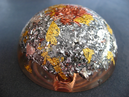 <h1>Pranyte Demie Sphère</h1><br/><h4>7cm de Diamètre, 3cm de Hauteur, poids 115g.<br/><br/>Composée de Topazes Impériales‎, Imprégnée de la Flamme Blanche.<br/><br/>Générateur de Prana doux et Harmonieux, Onde De Forme Calmante et Apaisante, idéale pour les petites Pièces :  Chambre, Salle de Bain...et pour Les Méditations, les Soins...<br/><br/>Grande Ouverture du Plexus Solaire Connexion à la Chaleur de Notre Soleil Central<br/>Je trouve que cette composition est idéale pour redonner du Tonus, de la Vitalité.<br/>Associée au Péridot Elle m'aide Beaucoup dans le Travail de Dépouillement de L'Ego...</h4>
