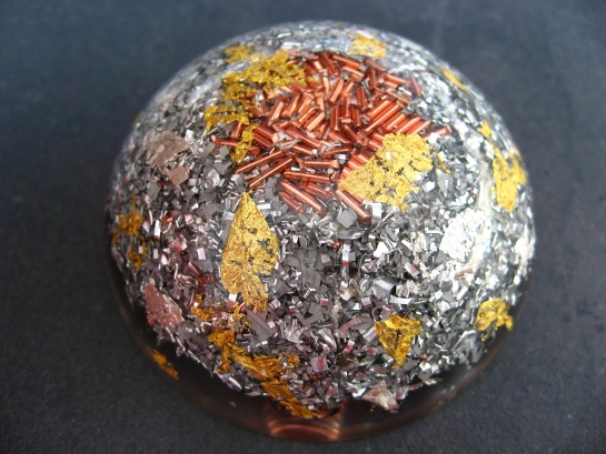 <h1>Pranyte Demie Sphère</h1><br/><h4>7cm de Diamètre, 3cm de Hauteur, poids 115g.<br/><br/>Composée de Topazes Impériales‎, Imprégnée de la Flamme Blanche.<br/><br/>Générateur de Prana doux et Harmonieux, Onde De Forme Calmante et Apaisante, idéale pour les petites Pièces :  Chambre, Salle de Bain...et pour Les Méditations, les Soins...<br/><br/>Grande Ouverture du Plexus Solaire Connexion à la Chaleur de Notre Soleil Central<br/>Je trouve que cette composition est idéale pour redonner du Tonus, de la Vitalité.<br/>Associée au Péridot Elle m'aide Beaucoup dans le Travail de Dépouillement de L'Ego...</h4>