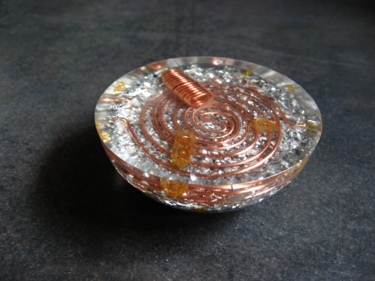 <h1>Pranyte Demie Sphère</h1><br/><h4>7cm de Diamètre, 3cm de Hauteur, poids 115g.<br/><br/>Composée de Topazes Impériales‎, Imprégnée de la Flamme Blanche.<br/><br/>Générateur de Prana doux et Harmonieux, Onde De Forme Calmante et Apaisante, idéale pour les petites Pièces :  Chambre, Salle de Bain...et pour Les Méditations, les Soins...<br/><br/>Grande Ouverture du Plexus Solaire Connexion à la Chaleur de Notre Soleil Central<br/>Je trouve que cette composition est idéale pour redonner du Tonus, de la Vitalité.<br/>Associée au Péridot Elle m'aide Beaucoup dans le Travail de Dépouillement de L'Ego...</h4>