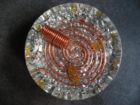 <h1>Pranyte Demie Sphère</h1><br/><h4>7cm de Diamètre, 3cm de Hauteur, poids 115g.<br/><br/>Composée de Topazes Impériales‎, Imprégnée de la Flamme Blanche.<br/><br/>Générateur de Prana doux et Harmonieux, Onde De Forme Calmante et Apaisante, idéale pour les petites Pièces :  Chambre, Salle de Bain...et pour Les Méditations, les Soins...<br/><br/>Grande Ouverture du Plexus Solaire Connexion à la Chaleur de Notre Soleil Central<br/>Je trouve que cette composition est idéale pour redonner du Tonus, de la Vitalité.<br/>Associée au Péridot Elle m'aide Beaucoup dans le Travail de Dépouillement de L'Ego...</h4>