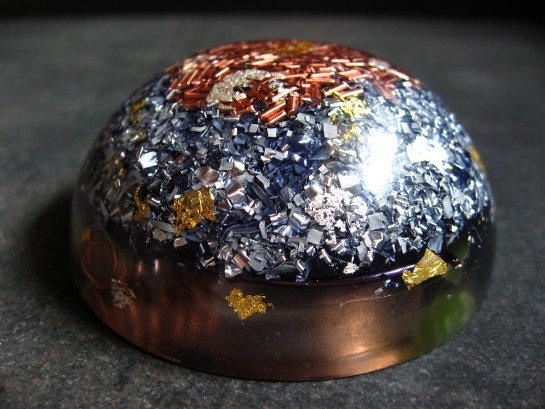 <h1>Pranyte Demie Sphère</h1><br/><h4>7cm de Diamètre, 3cm de Hauteur, poids 115g.<br/><br/>Composée de Péridot, Imprégnée de la Flamme Violette.<br/><br/>Générateur de Prana doux et Hamonieux, Onde De Forme calmante et apaisante, idéale pour les petites Pièces :  Chambre, Salle de Bain...et pour Les Méditations, les Soins...<br/><br/>Pour autant , je Trouve cette Pranyte vivifiante par l'osmose des Pierres et de la Flamme. Idéale pour l'ouverir et équilibrer le Chakra du Coeur. Associée à la Topaze Impériale Elle m'aide Beaucoup dans le Travail de Dépouillement de L'Ego...</h4>