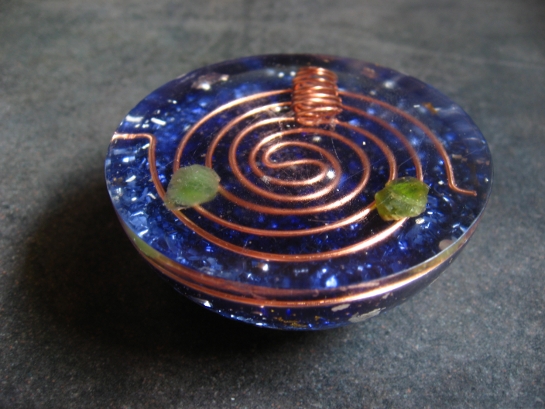 <h1>Pranyte Demie Sphère</h1><br/><h4>7cm de Diamètre, 3cm de Hauteur, poids 115g.<br/><br/>Composée de Péridot, Imprégnée de la Flamme Violette.<br/><br/>Générateur de Prana doux et Hamonieux, Onde De Forme calmante et apaisante, idéale pour les petites Pièces :  Chambre, Salle de Bain...et pour Les Méditations, les Soins...<br/><br/>Pour autant , je Trouve cette Pranyte vivifiante par l'osmose des Pierres et de la Flamme. Idéale pour l'ouverir et équilibrer le Chakra du Coeur. Associée à la Topaze Impériale Elle m'aide Beaucoup dans le Travail de Dépouillement de L'Ego...</h4>